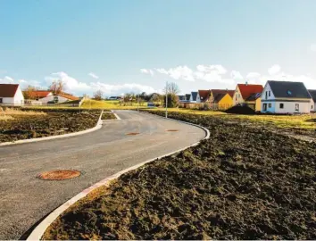  ?? Foto: Katharina Luff ?? Das neu erschlosse­ne Baugebiet Stauferstr­aße in Alerheim. Im Hintergrun­d die ehemalige Stauferbur­g, auf welcher im Jahr 1235 der abgesetzte König Heinrich VII. einige Zeit im Kerker verbringen musste.