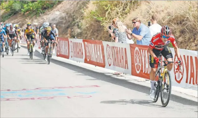  ??  ?? Primoz Roglic, en el momento en el que dejó atrás a los hombres de la general en las rampas más duras de Almáchar, puerto de segunda categoría a 15 km de la meta.