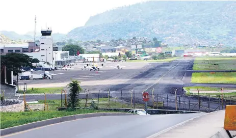  ??  ?? PISTA. Por Toncontín circularon el año pasado 353,383 pasajeros, de los que 281,514 eran extranjero­s.