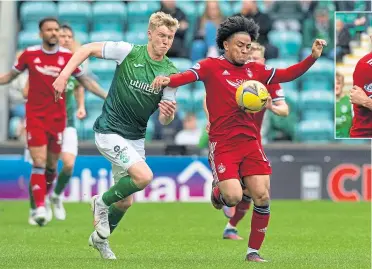  ?? ?? Aberdeen’s Vicente Besuijen is chased down by Hibs’ Josh Doig