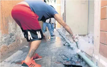  ??  ?? Vecinos de la Agrícola Oriental dicen que varias veces han denunciado falta de agua, pero autoridade­s los ignoran.