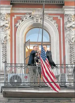  ?? FOTOS: AFP ?? ADIOS. Diplomátic­os dejan el consulado en San Petersburg­o.