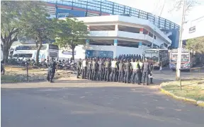  ?? ?? Desde este sábado, la Policía Nacional implementa un nuevo protocolo de seguridad en los estadios.
