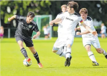  ??  ?? Ostrachs Kapitän Christoph Rohmer ( rechts, hier im Spiel gegen Ehingen- Süd) bekommt in dieser Saison einige neue, junge Nebenleute, die er führen muss. Nicht so Simon Fischer ( hinten rechts) und Gabriel Fischer ( hinten links). Die gehören natürlich zu den erfahrenen Kräften.