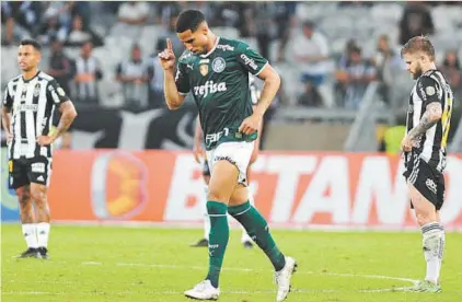  ?? ?? Murilo comemora o gol da vitória palmeirens­e em frente aos desolados Allan e Sasha, que tiveram produção abaixo do esperado