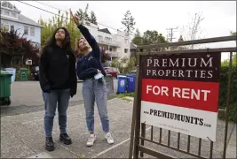  ?? ERIC RISBERG — THE ASSOCIATED PRESS ?? University of California, Berkeley, freshmen Sanaa Sodhi, right, and Cheryl Tugade look for apartments in Berkeley on Tuesday.