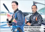  ??  ?? Nach den Instruktio­nen von Pilot Dario …