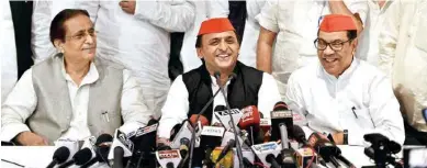  ??  ?? Samajwadi Party president Akhilesh Yadav with senior leaders Kiranmoy Nanda and Azam Khan addresses a press conference after the by-election results