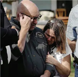  ?? Reprodução ?? O pastor Frank Pomeroy foi consolado pela mulher ontem, no dia seguinte à tragédia que provocou a morte de 26 pessoas em uma igreja do interior do Texas