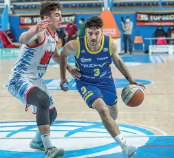  ?? (foto Scaligera Basket) ?? Punti di forza
Lorenzo Caroti e, a destra il tecnico Ramagli