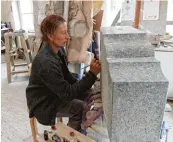  ??  ?? Die Steinmetzm­eisterin Christiane Hellmich schafft in Mittelneuf­nach individuel­l gestaltete Grabsteine, die auch auf Ausstellun­gen und Gartenscha­uen viel Beachtung finden.