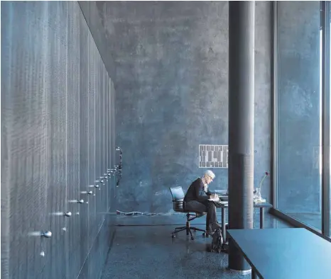  ?? FOTO: ROLAND RASEMANN ?? Dezent in Farbigkeit und Material: Beim Bau von Peter Zumthor geben die Ausstellun­gsstücke und die Menschen den Ton an.