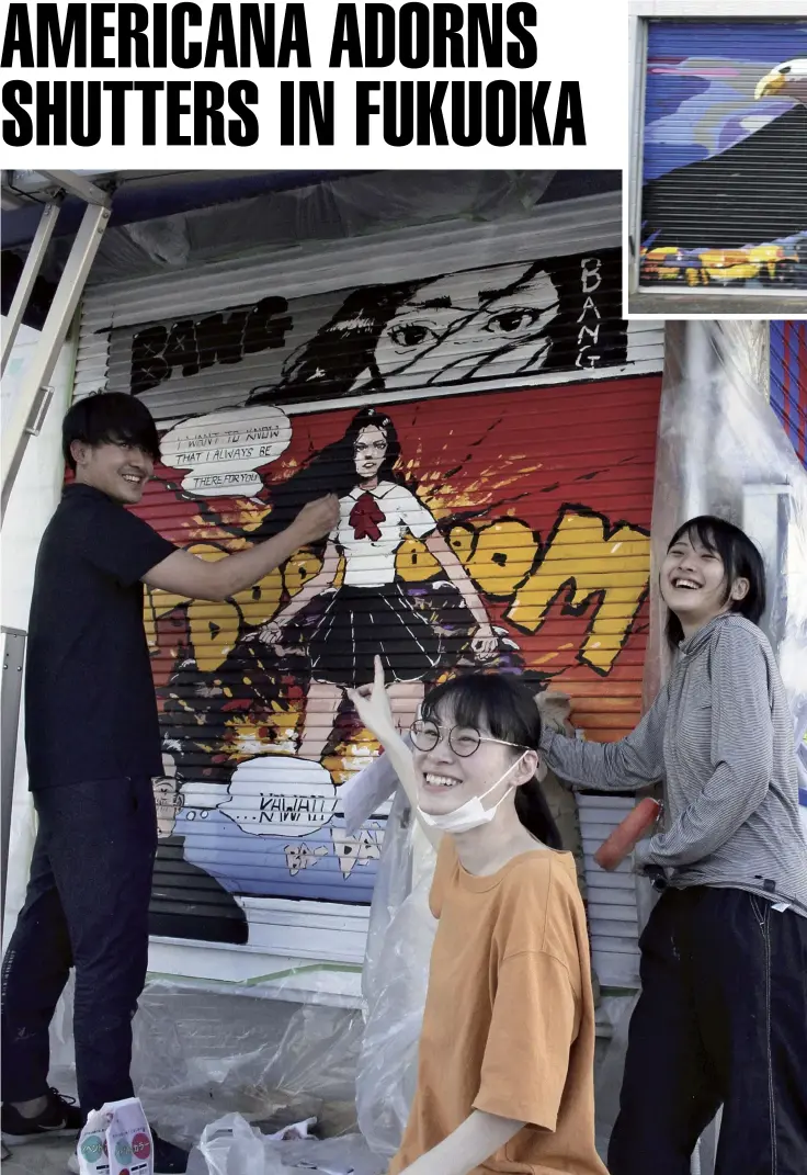  ??  ?? Yomiuri Shimbun photos
Students draw paintings on shutters.