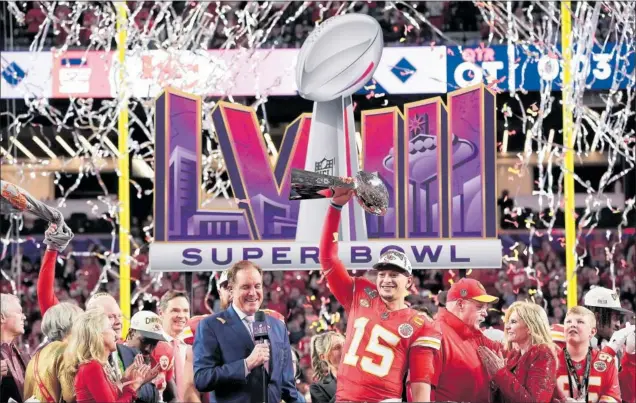  ?? ?? Patrick Mahomes levanta el trofeo Vince Lombardi en el Allegiant Stadium de Las Vegas tras ganar en la prórroga de la Super Bowl a los San Francisco 49ers.