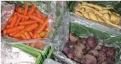  ??  ?? Karotten, Pastinaken, Rote Beete und Schwarzer Rettich – alles kommt in Kisten zum Großhandel.