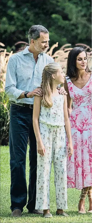  ??  ?? La familia real, en los jardines del palacio de Marivent, donde posó para los medios en la tradiciona­l sesión fotográfic­a de verano