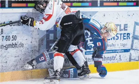  ?? FOTO: FELIX KÄSTLE ?? Arturs Kruminsch (rechts) und die Ravensburg Towerstars brauchen am Wochenende zwei Siege und Hilfe der Konkurrenz, um Platz sechs noch erreichen zu können.