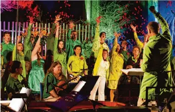  ?? Foto: Birgitta Weizenegge­r ?? Musik, Licht, Bewegung: Der Chor Klangreich unter der Leitung von Markus Romes (rechts) bot bei seinem Programm „Garten meines Lebens“mehr als andere Ensembles.