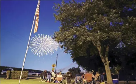  ??  ?? Holiday weekend: Families gathering to watch fireworks in celebratio­n of Independen­ce Day in Columbus. — AFP