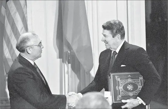  ??  ?? ▲ Imagen del 8 de diciembre de 1987 en la Casa Blanca. El presidente Ronald Reagan y el líder soviético Mijail Gorbachov después de la firma del tratado para eliminar los misiles de rango intermedio. Foto Ap