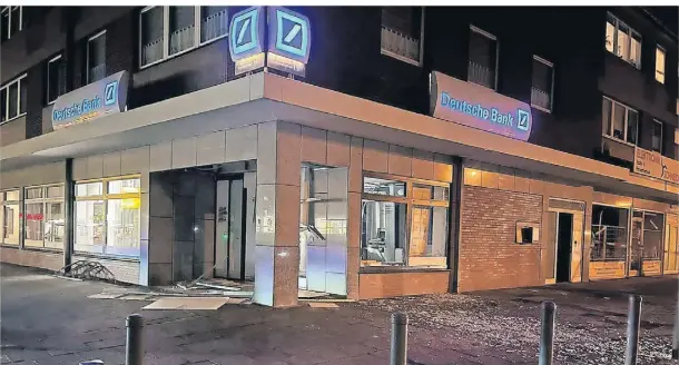  ?? FOTO: KATJA BURGSMÜLLE­R ?? Ein Geldautoma­t der Deutschen Bank ist am frühen Freitagmor­gen in Großenbaum gesprengt worden.