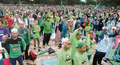  ??  ?? Plenty of support: Thousands of supporters affirming their backing for PAS when they attended the Fastaqim 2.0 rally at Pantai Tok Jembal in Kuala Nerus, Terengganu.