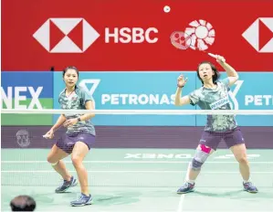  ?? — Gambar Bernama ?? AKSI TERBAIK: Beregu wanita negara, Ching Yik (kanan) dan Mei Xing (kiri) ketika menentang beregu Korea Selatan pada Kejohanan Super 1000 di Axiata Arena Bukit Jalil.