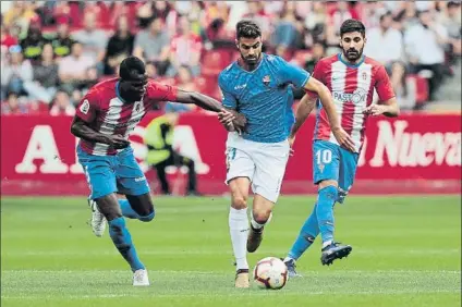  ?? FOTO: LOF ?? El Reus estuvo a punto de dar la sorpresa en Gijón ante un Sporting que desquició a su afición, que acabó pidiendo la cabeza de Baraja