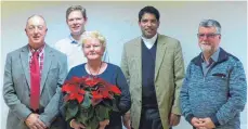  ?? FOTO: PM KIRCHENCHO­R ?? Ehrung für Hilde Geiger (v. l.): Vorstand Alfred Efinger, Chorleiter Joachim Gruler, Jubilarin Hilde Geiger, Pater Sabu Palakkal und Pastoralre­ferent Peter Berner