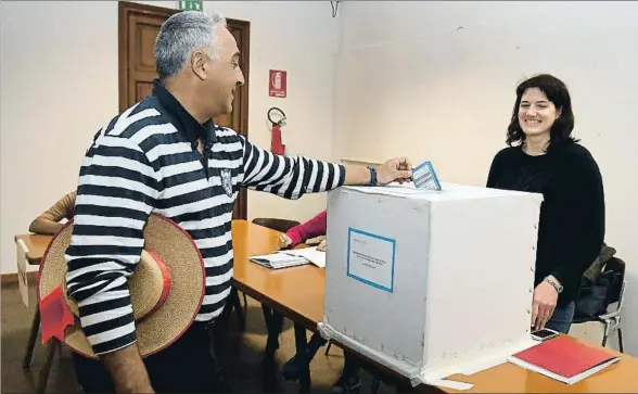  ?? ANDREA PATTARO / AFP ?? Un gondolero votando en el referéndum para ampliar la autonomía del Véneto, ayer en Venecia