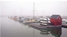  ?? FOTO: HEIMANN/DPA ?? Hafen im Nebel: Auf der dänischen Insel Fanø reicht die Sicht im Winter oft nur ein paar Meter weit.