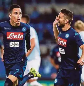  ??  ?? Pemain Napoli, Jose Maria Callejon (kiri) merai jaringanny­a ketika menentang Lazio, semalam.