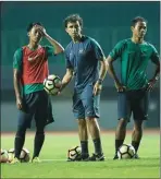  ?? WAHYUDIN/JAWA POS ?? MUDIK: Pelatih Indonesia Luis Milla memimpin latihan sebelum melawan Fiji di Stadion Patriot, Bekasi, Sabtu (2/9).