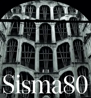  ??  ?? La precarietà Palazzo dello Spagnuolo ai Vergini, imbracato subito dopo il terremoto del 1980