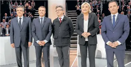  ?? EFE ?? Pose. François Fillon, Emmanuel Macron, Jean Melenchon, Marine Le Pen y Benoit Hamon, anoche. en TV.