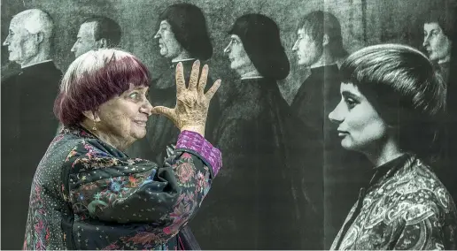  ??  ?? Oscar
Agnès Varda in una scena di «Visages Villages»: la regista (90 anni a maggio) scherza di fronte a un’immagine che la ritrae da giovane. All’autrice belga, rappresent­ante della Nouvelle Vague, è stato attribuito lo scorso novembre l’oscar...