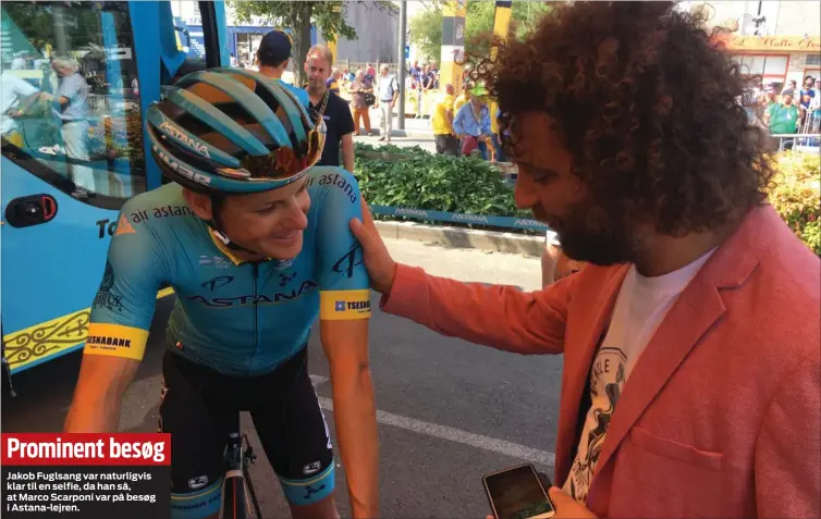  ??  ?? Prominent besøg
Jakob Fuglsang var naturligvi­s klar til en selfie, da han så, at Marco Scarponi var på besøg i Astana-lejren.