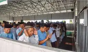  ?? AFP PIC ?? Muslims praying at a temporary mosque in Palu, central Sulawesi, yesterday.