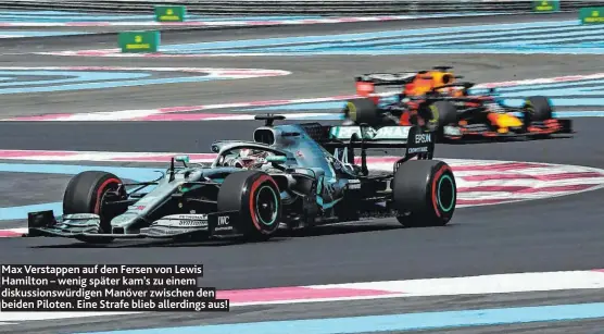 ??  ?? Max Verstappen auf den Fersen von Lewis Hamilton – wenig später kam’s zu einem diskussion­swürdigen Manöver zwischen den beiden Piloten. Eine Strafe blieb allerdings aus!