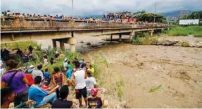  ?? (AFP) ?? ÉXODO. Migrantes venezolano­s en la frontera con Colombia.