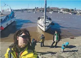  ??  ?? A medida que avanzábamo­s de puerto en puerto, fuimos ganando experienci­a en navegación y en la vida a bordo. Los puertos de Uruguay ofrecen amarras seguras donde dejar el barco y así poder recorrer sus pueblos y ciudades.