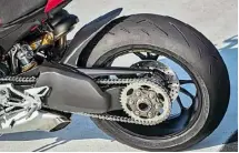  ??  ?? TOP: Like the Panigale, the Streetfigh­ter has a single-sided swing-arm