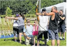  ??  ?? Initiation au tir à l’arc avec les archers du Perche bellêmois.