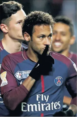  ??  ?? EN EL FOCO. Siguen las informacio­nes que cuestionan la felicidad de Neymar.