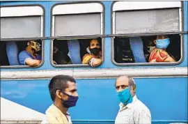  ?? Bikas Das Associated Press ?? COMMUTERS in a bus and pedestrian­s on the street wear masks last week in Kolkata. India has been among the most hard- hit countries in the pandemic.