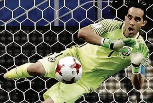  ?? Ivan Sekretarev/AP ?? Claudio Bravo salta para defender a cobrança de Nani, que fechou o placar das penalidade­s em 3 a 0 para o Chile; hoje será definido o rival dos chilenos na final