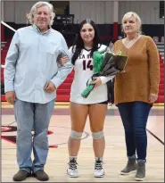  ?? (NWA Democrat-Gazette/Annette Beard) ?? Pea Ridge senior volleyball player Izzy Smith was escorted Oct. 14 by Lisa and Tim Salmonsen during the team’s final home game.