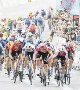  ?? Quique García / Efe ?? El neerlandés Van den Berg, en el centro, entra ganador en Lleida, ayer.