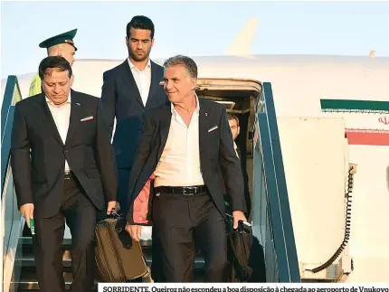  ??  ?? SORRIDENTE. Queiroz não escondeu a boa disposição à chegada ao aeroporto de Vnukovo