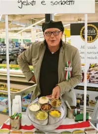  ??  ?? So schmeckt Italien: Kristian Seinsch begeistert­e die Besucher mit leckerem Eis.